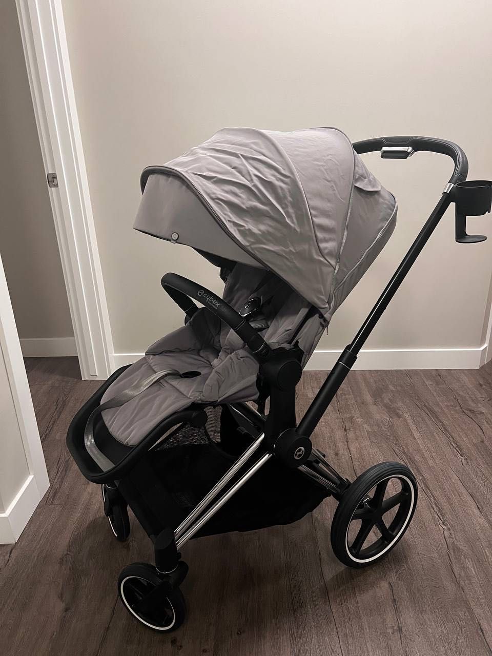Cybex Priam 4. Chrome Black Gray