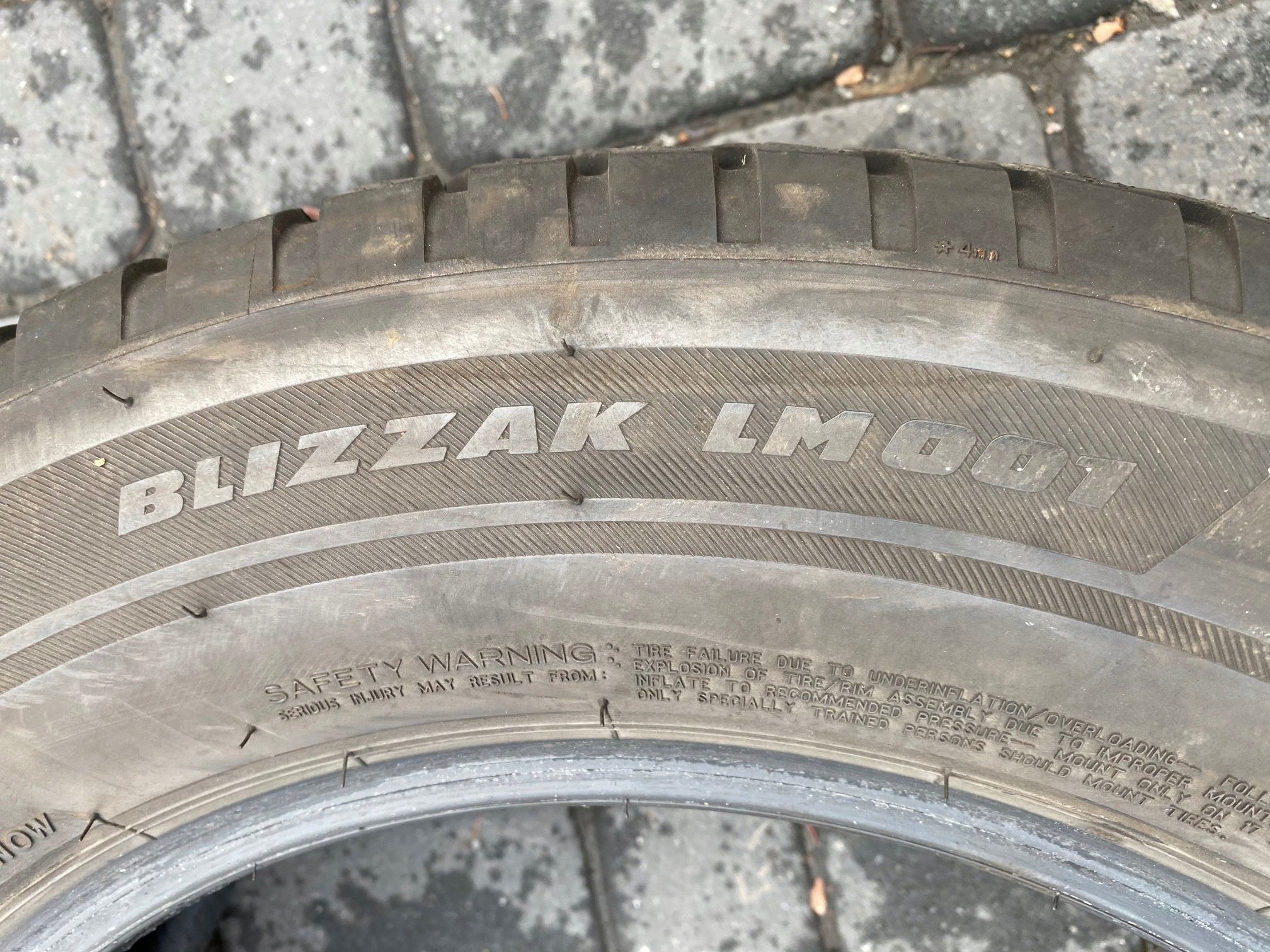 Opony Bridgestone Blizzak L001 - 215/65/17