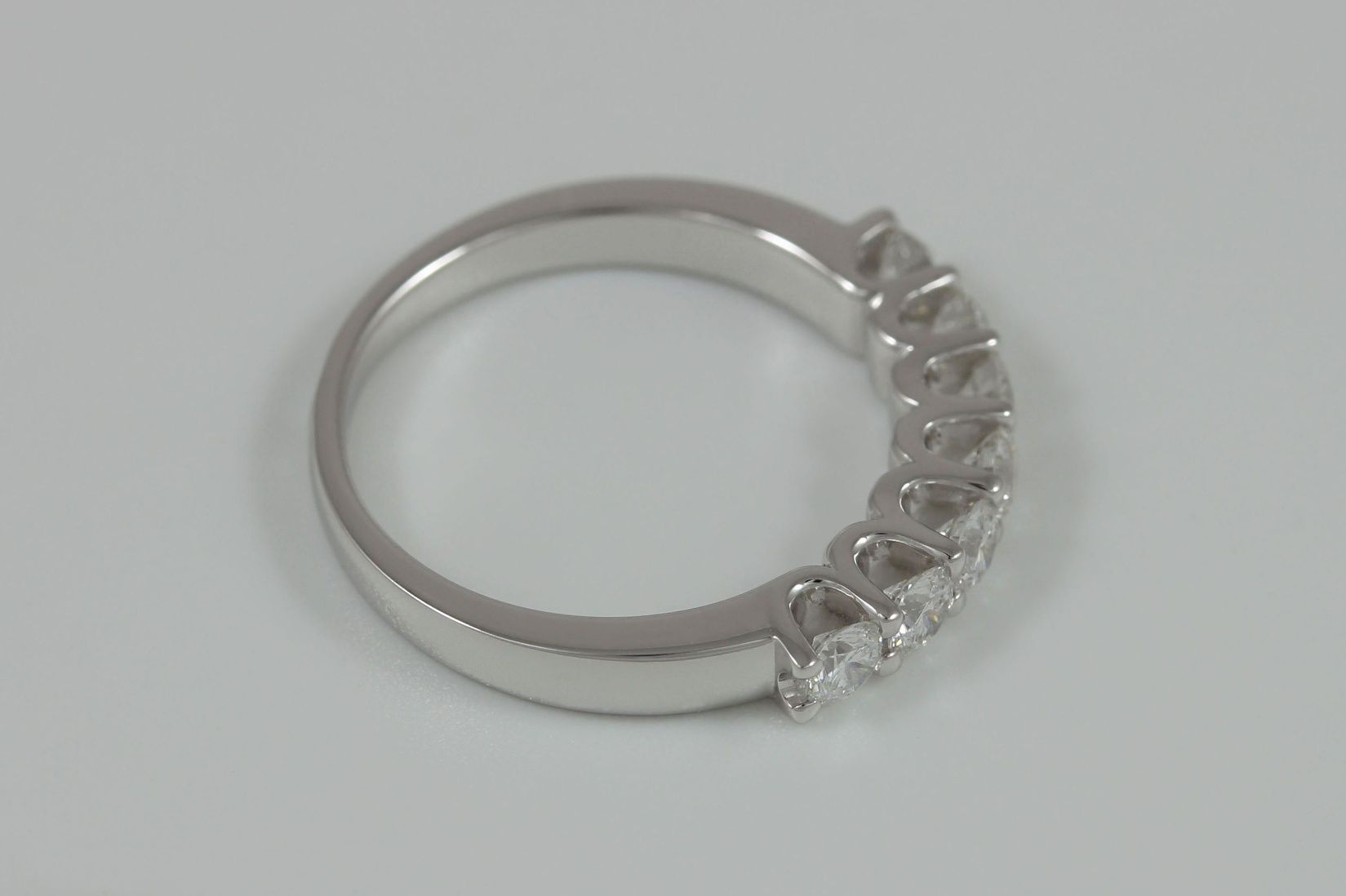 Золотое кольцо-дорожка с бриллиантами
