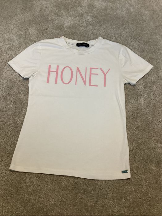 Biały podkoszulek z rózowym napisem