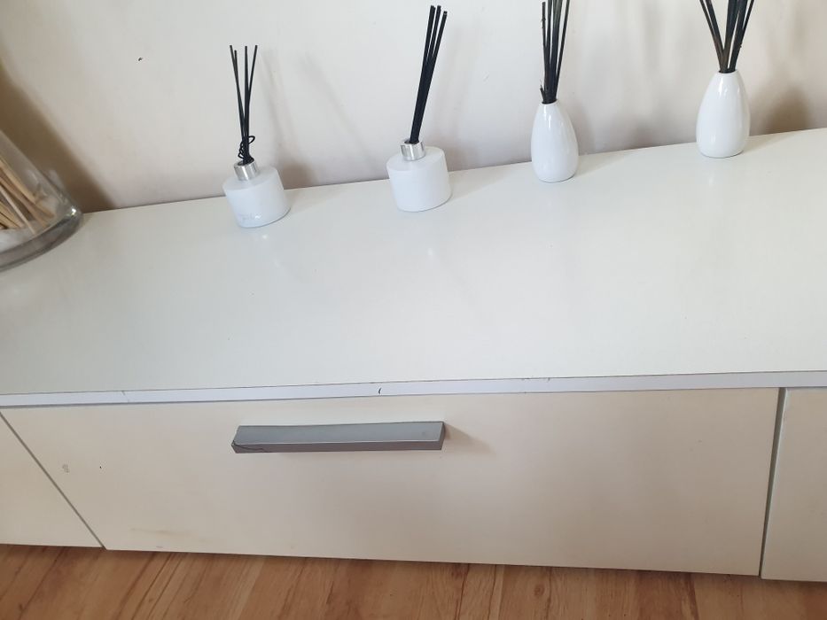 Długa biała półka  pod telewizor