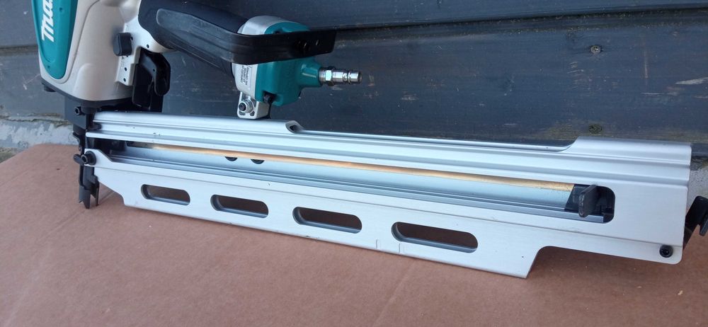 MAKITA Gwoździarka pneumatyczna 50-90 mm 8,3 bar kąt 21 °