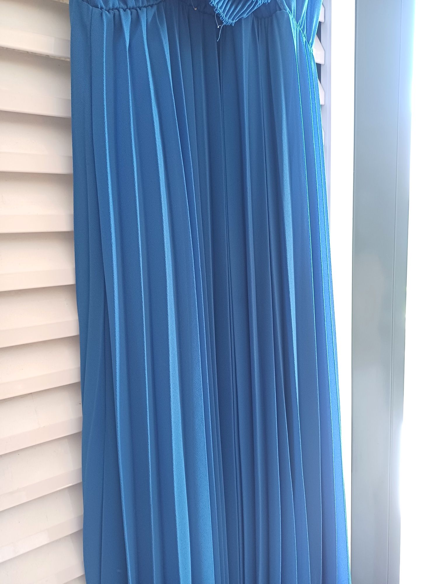 Vestido azul com saia plissada