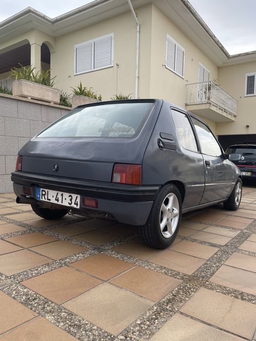 Peugeot 205 frente GTI