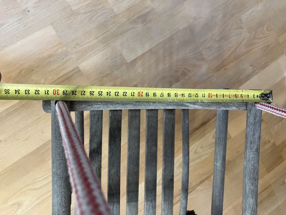 Huśtawka drewniana dla malucha – do ogrodu