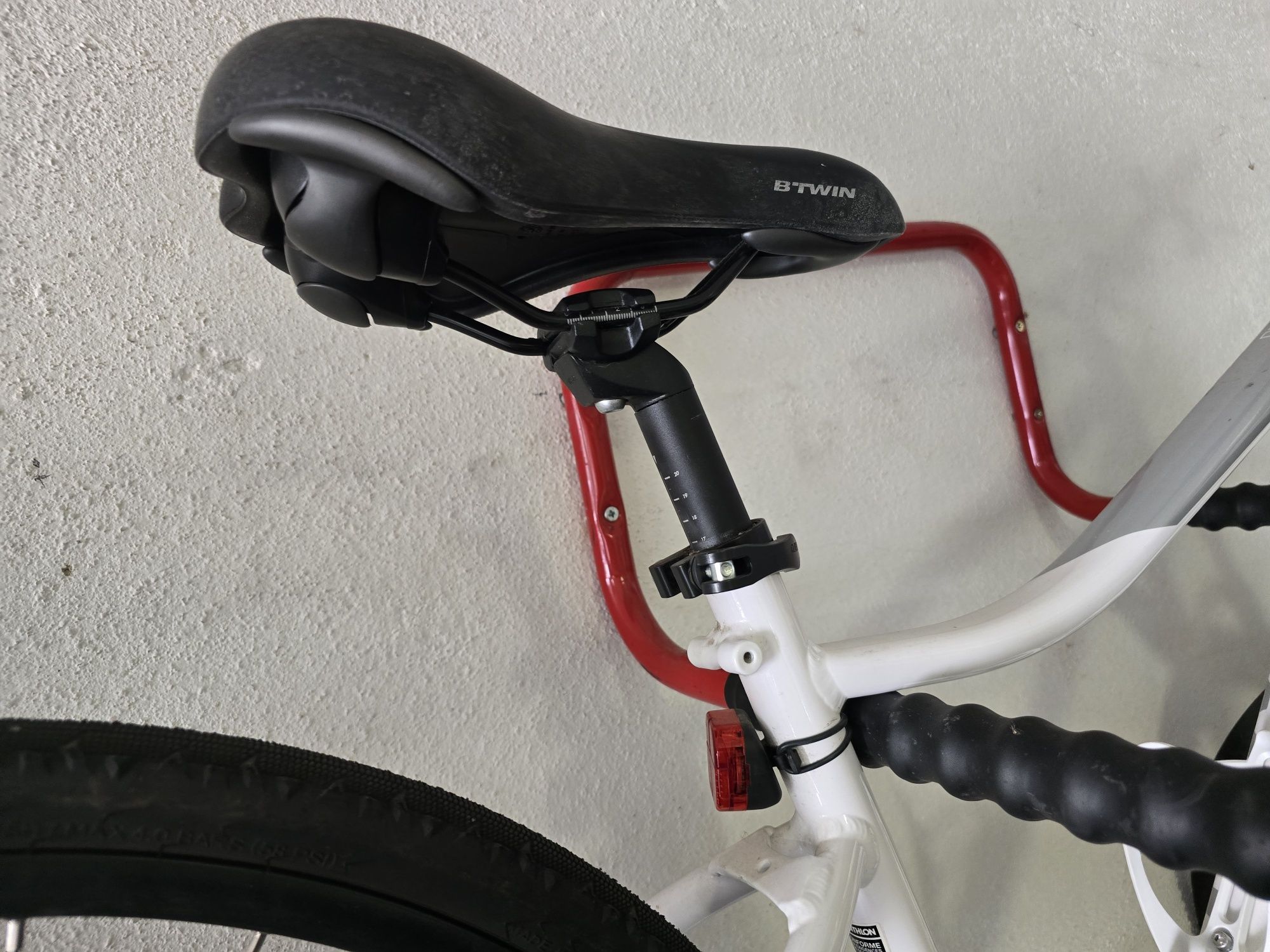 Rockrider reversível 500 - tamanho M

Rockrider 500
Roda 28
Quadro m