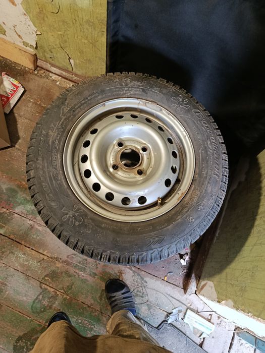 Зимова гума в гарному стані на дисках ціна за 4 штуки 175.70.Р13