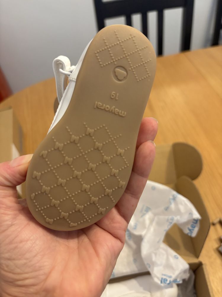 Sapatos novos a estrear de crianca da marca Mayoral