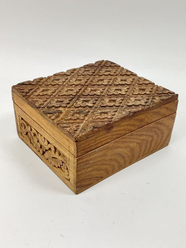 Drewniana szkatułka rzeźbiona pudełko drewnane