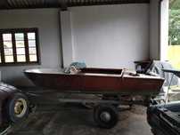 Barco de madeira, antigo com motor EVINRUDE e atrelado.