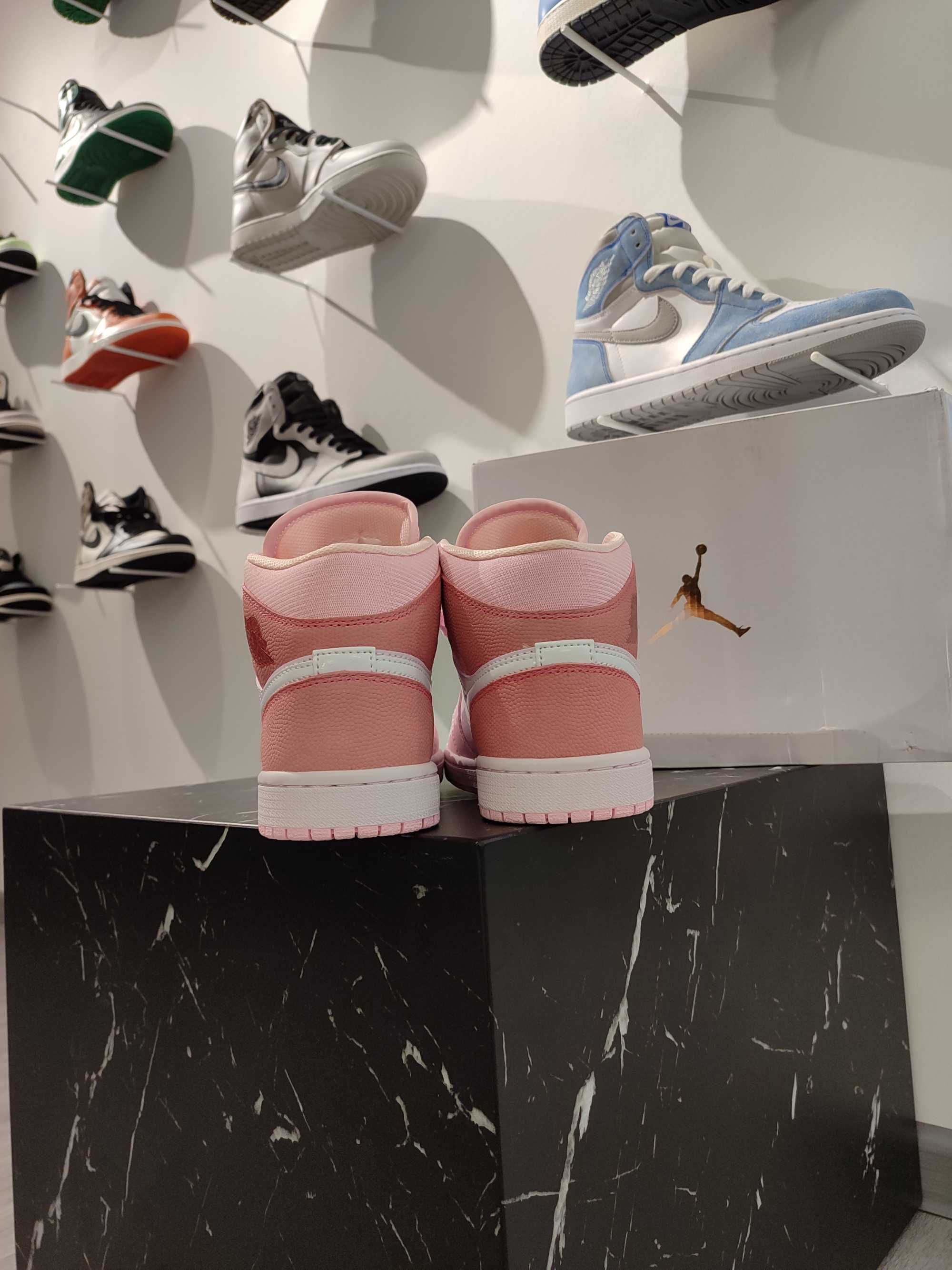 Кросівки Air Jordan 1 Mid 'Digital Pink'