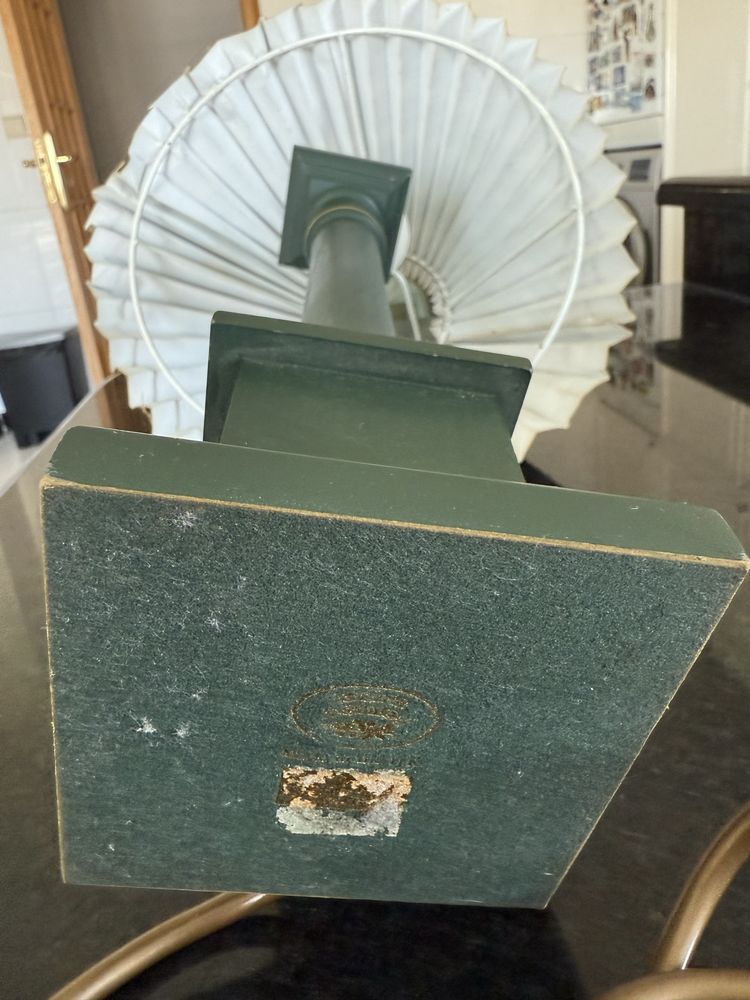 Candeeiro de mesa lacado a verde escuro com abatjour plissado