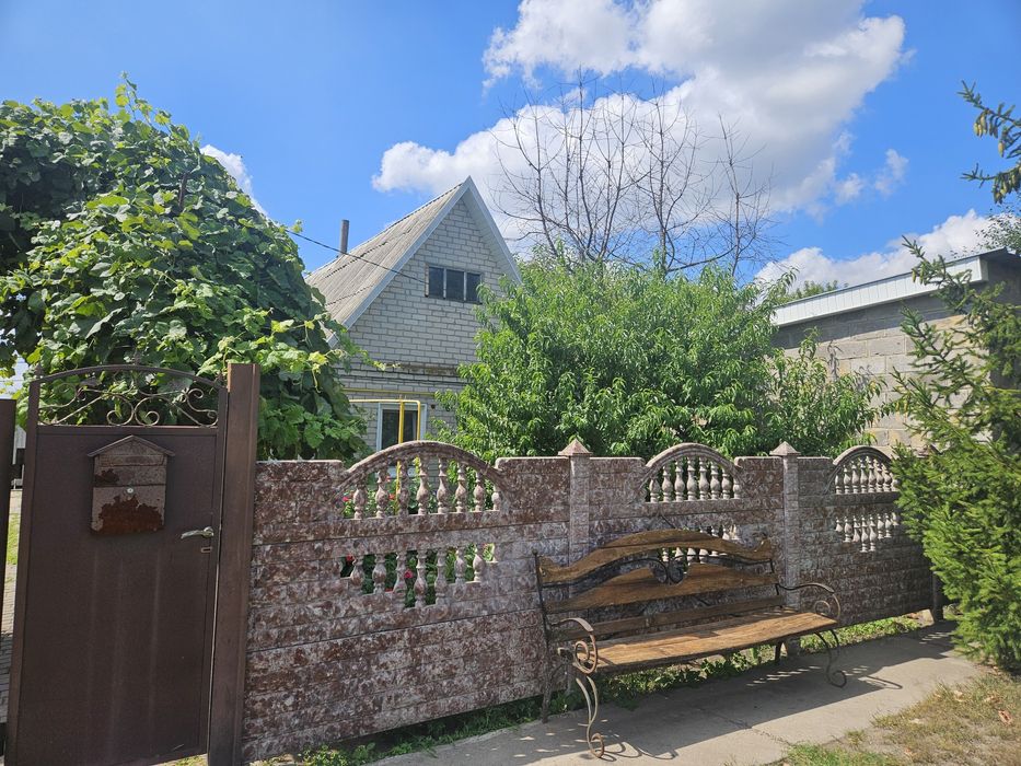 Два будинки в одному дворі