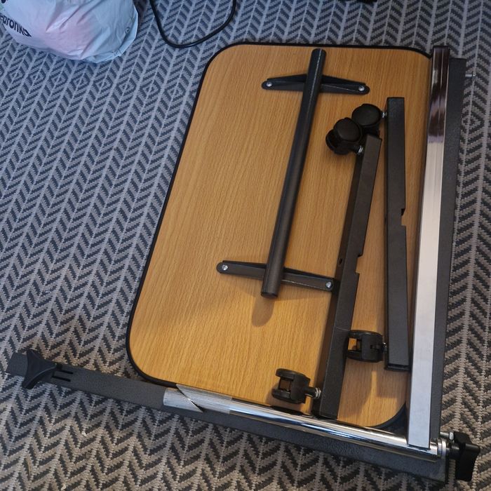 Stolik przyłóżkowy regulowany