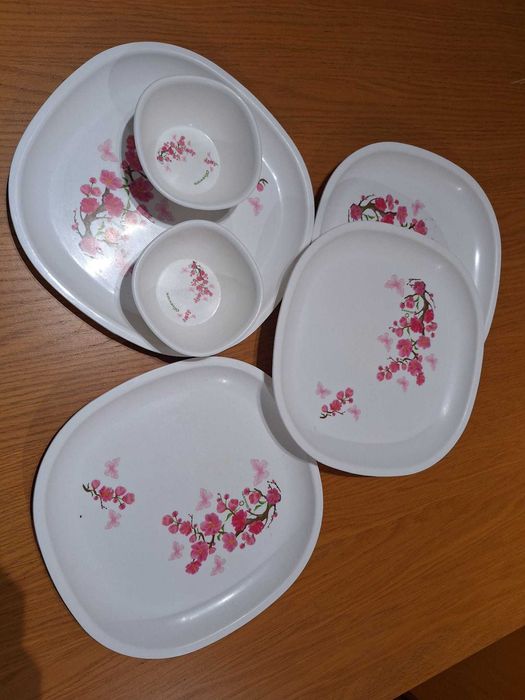 Conjunto de Plástico de 6 Peças: 4 Pratos e 2 Tigelas