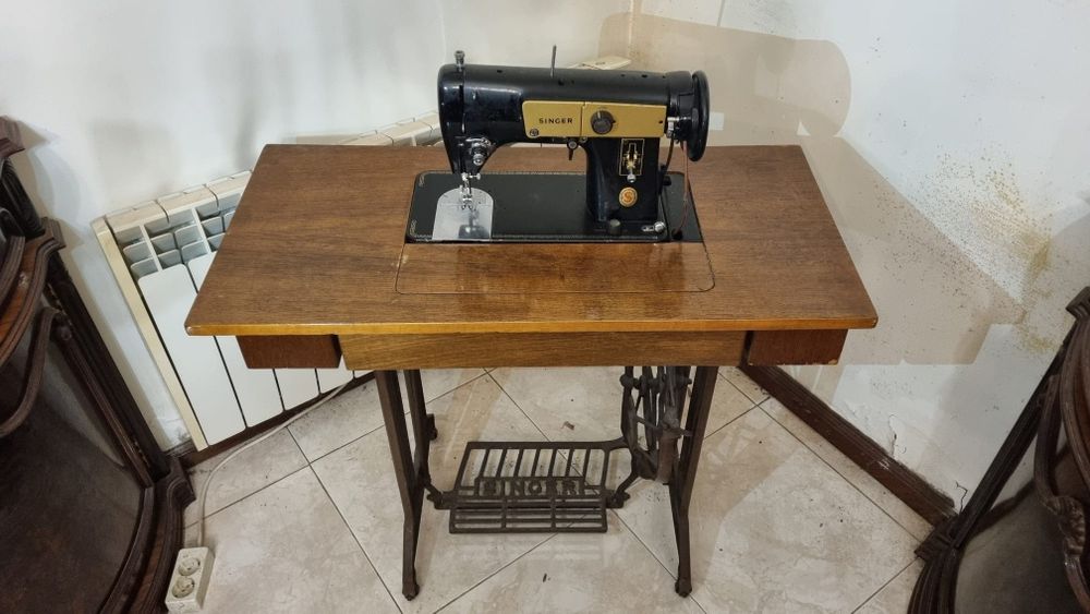 Máquina de Costura Antiga Singer Original (Com Pedal/Móvel de Madeira)