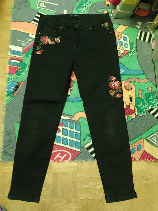 Spodnie jeansowe Reserved czarne w róże