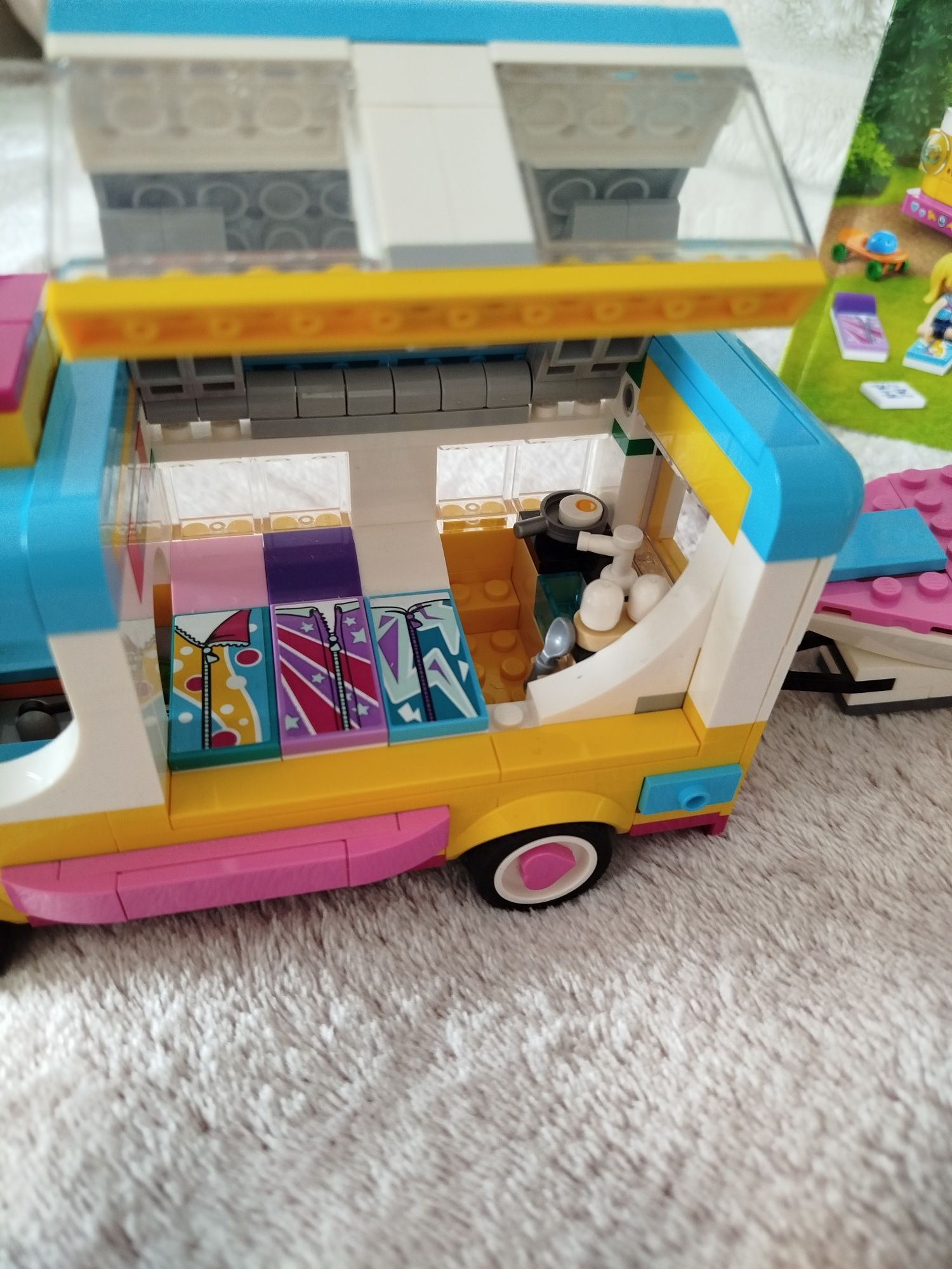 LEGO Friends Leśny mikrobus kempingowy i żaglówka 41681