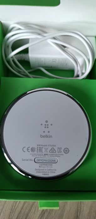 Безррпровлдная зарядка belkin