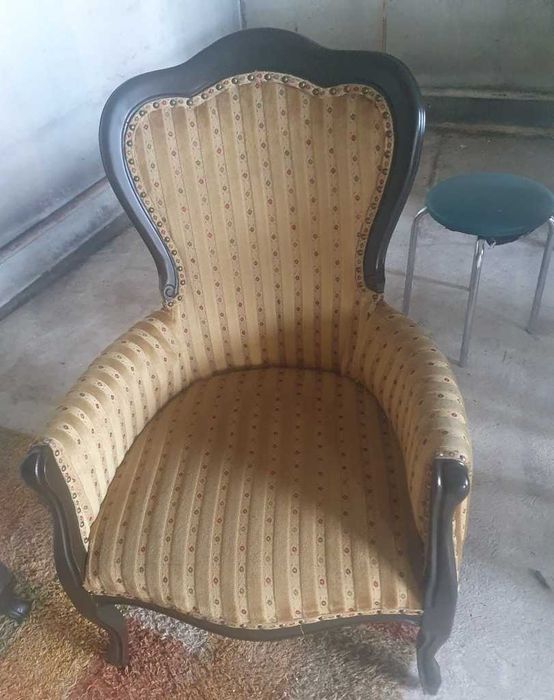 Zestaw starych mebli w stylu ludwikowskim