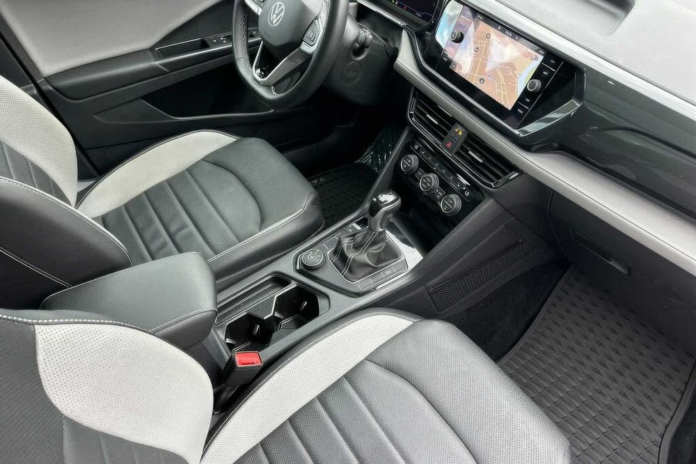 Volkswagen Taos      2022