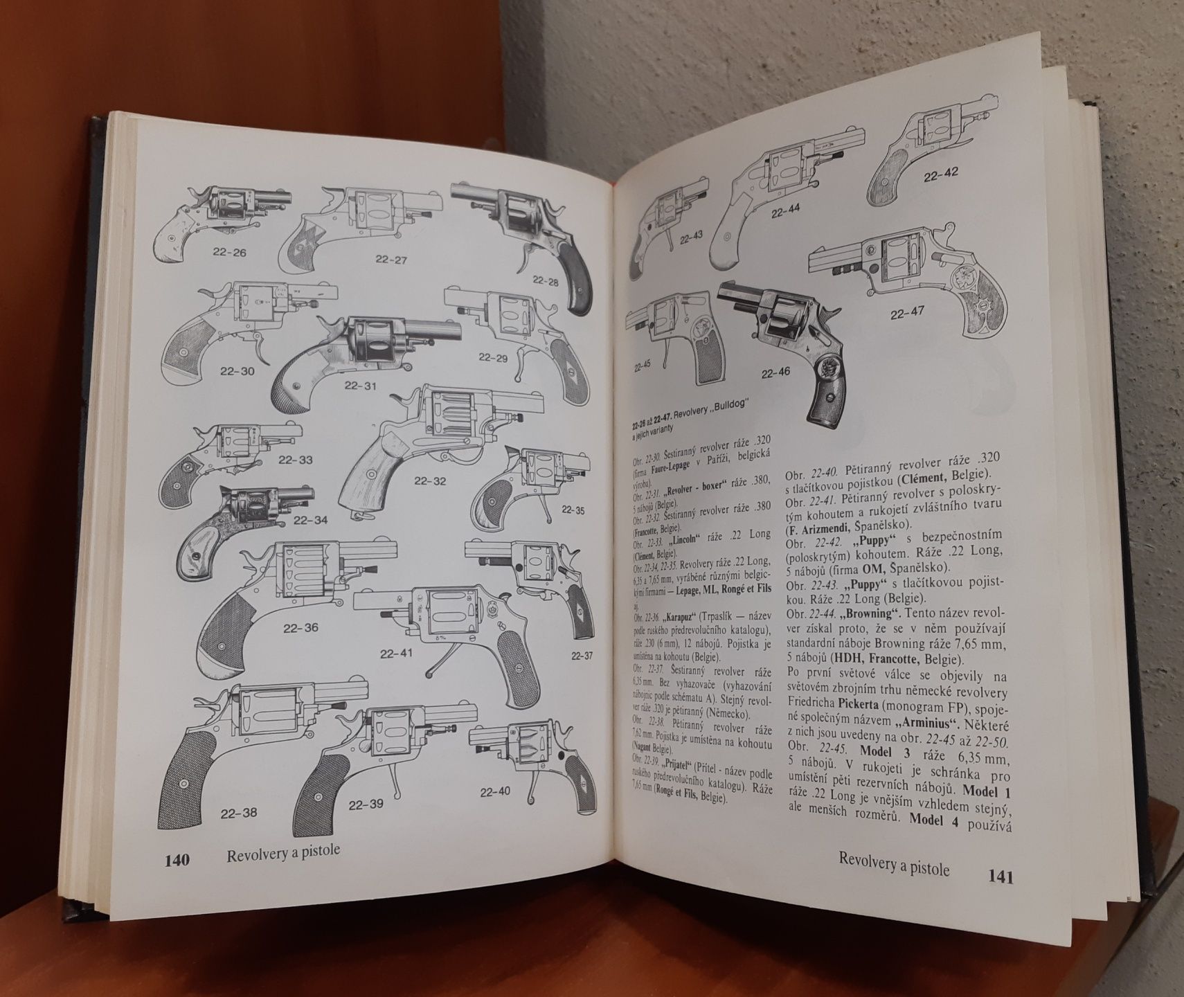 Книга-каталог Револьверы и пистолеты на чешском языке