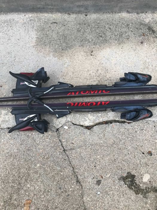 Skis ATOMIC usados em bom estado