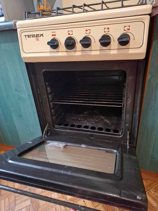 Продам б.у.газ плиту 4 х комфорну