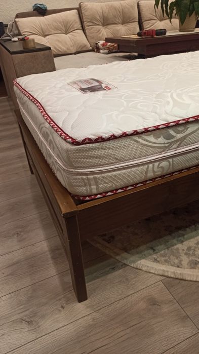 Продам дерев'яне ліжко з ортопедичним двостороннім матрацом.