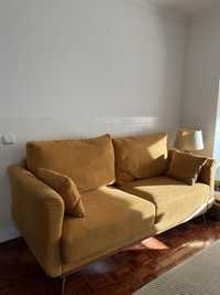 Sofa Olaf 3 lugares em tecido amarelo torrado