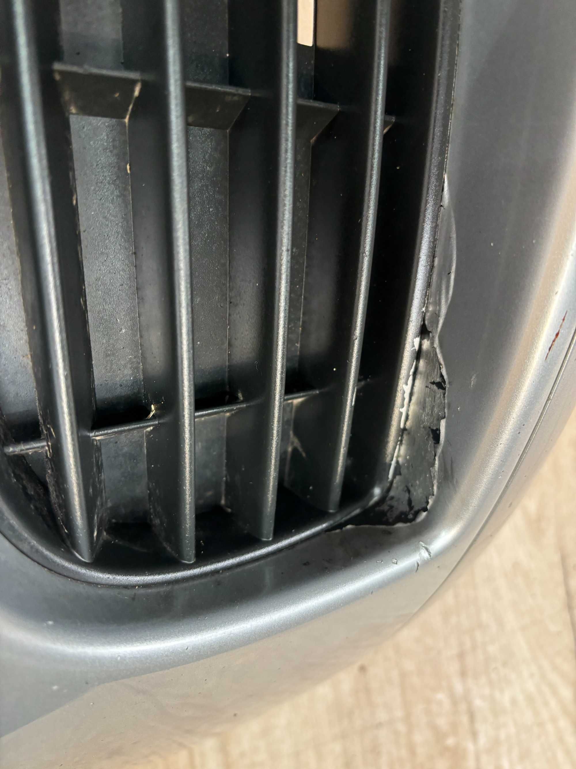 Zderzak przedni Volkswagen Golf 5 kolor la7w