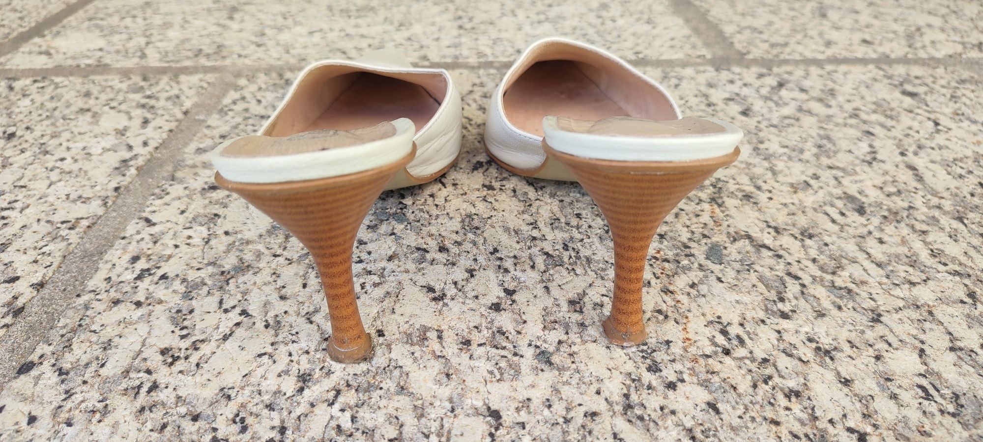 Sapatos Mule em pele.