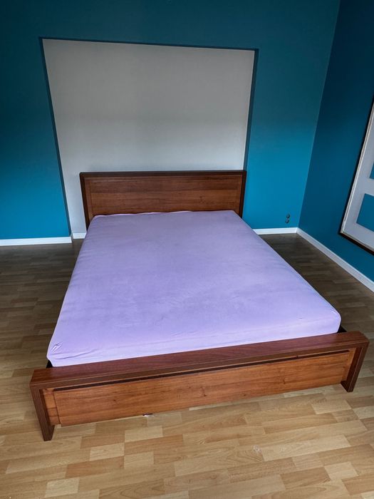 Łóżko z materacem