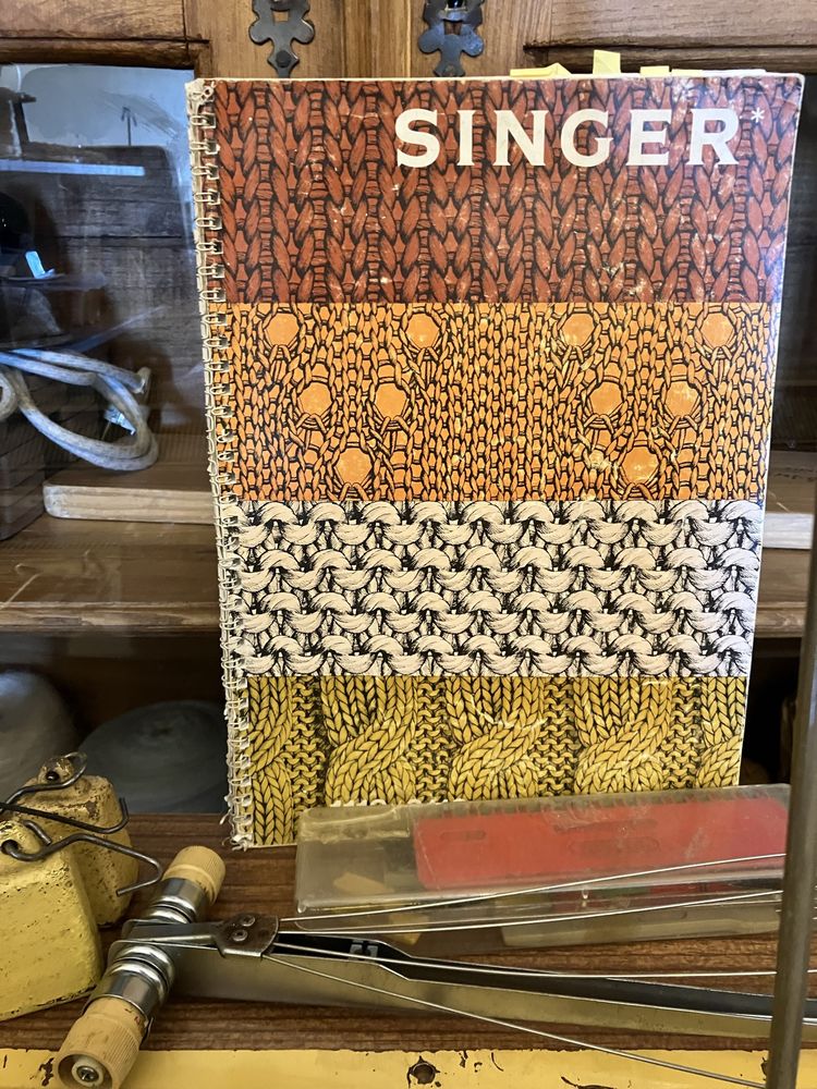 Máquina de tricotar a funcionar - Singer Passap