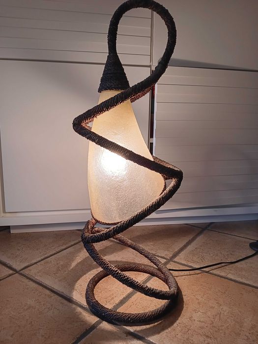 Candeeiro pequeno ideal para criar ambientes acolhedores