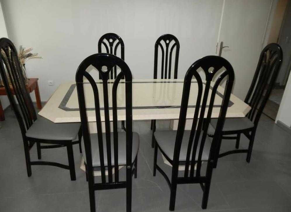 Mesa de jantar em mármore (incluído os pés). Cadeiras não incluídas.