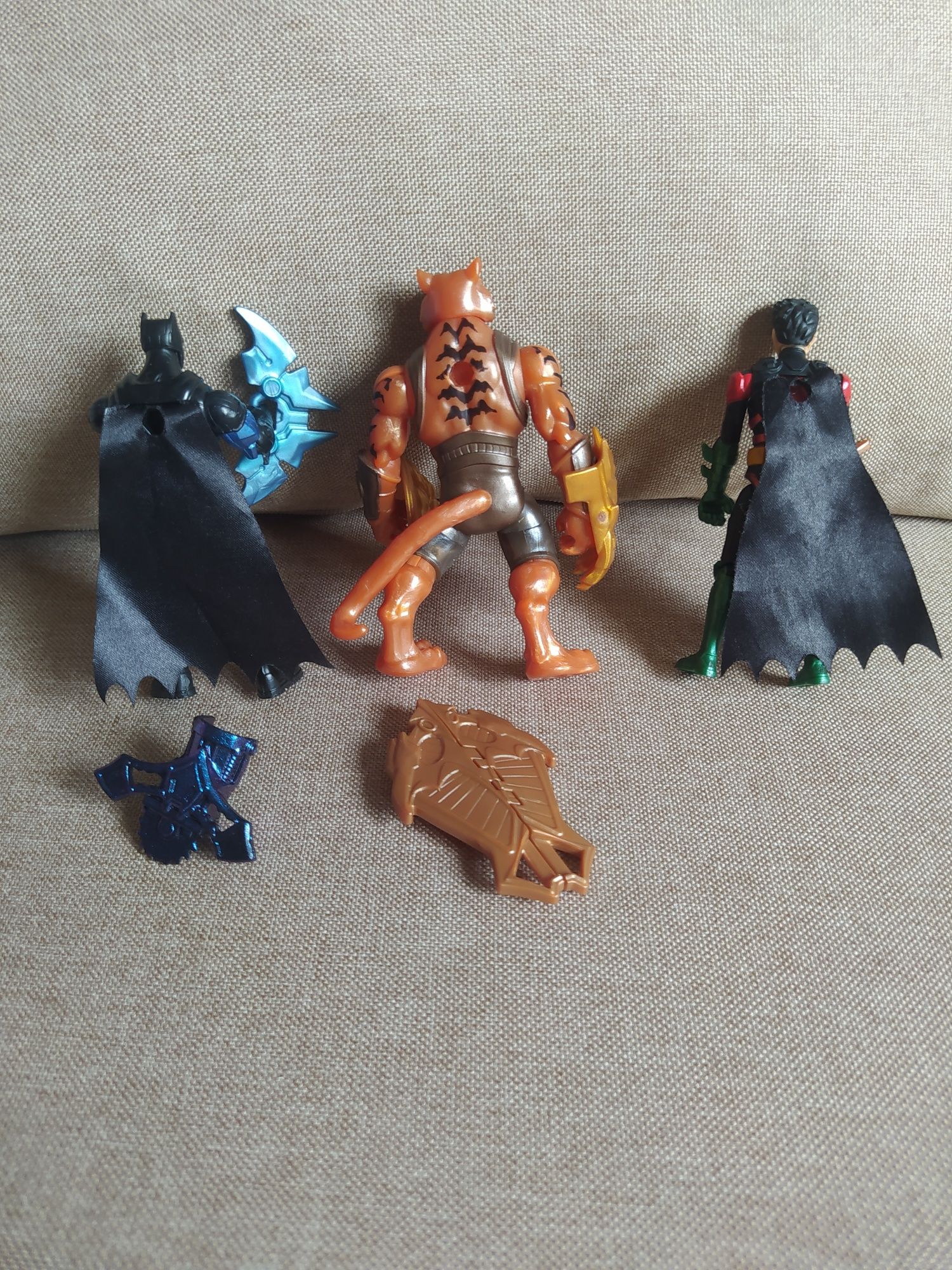 Batman zestaw 3 figurek Batman Robin i Bronze Tiger i akcesoria 10 cm