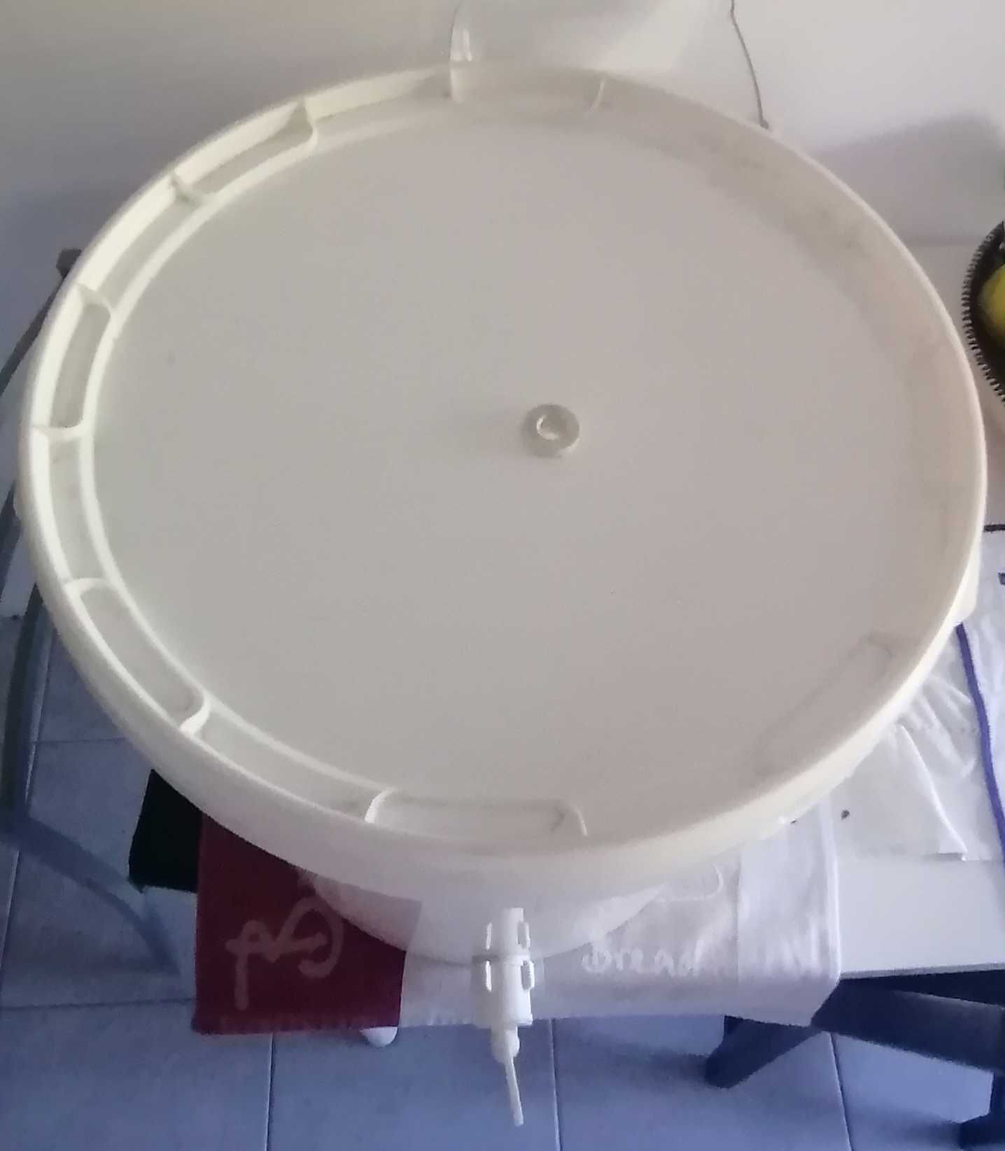 Contentor plástico com torneira Groku 30 l
