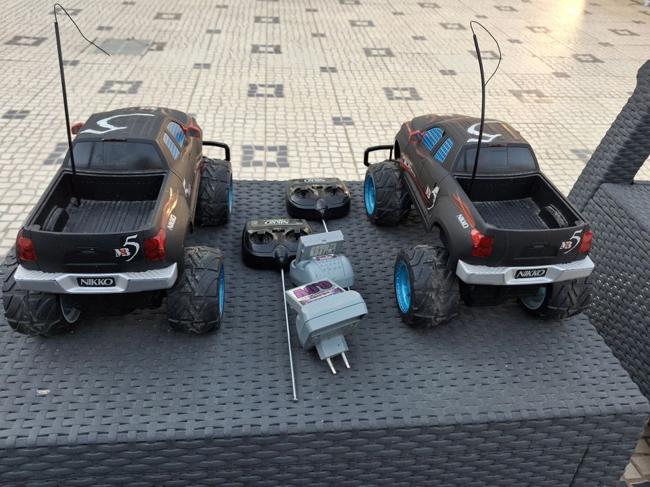 2 carros telecomandados Nikko de 6.0V.