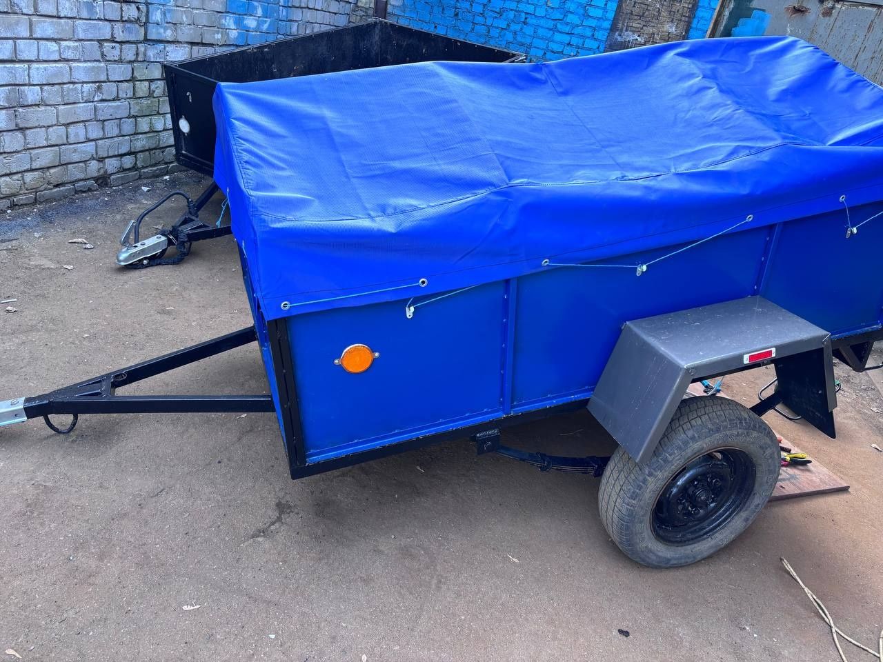 Прицеп розмір: 2×1,2 м.