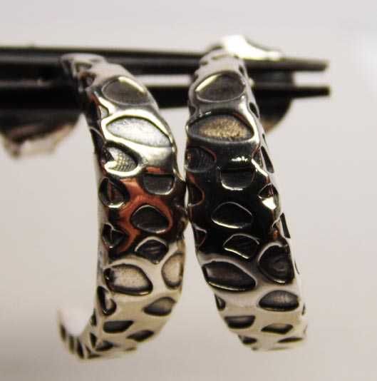 Srebrne kolczyki półkola cętki 2,07 cm. sztyfty