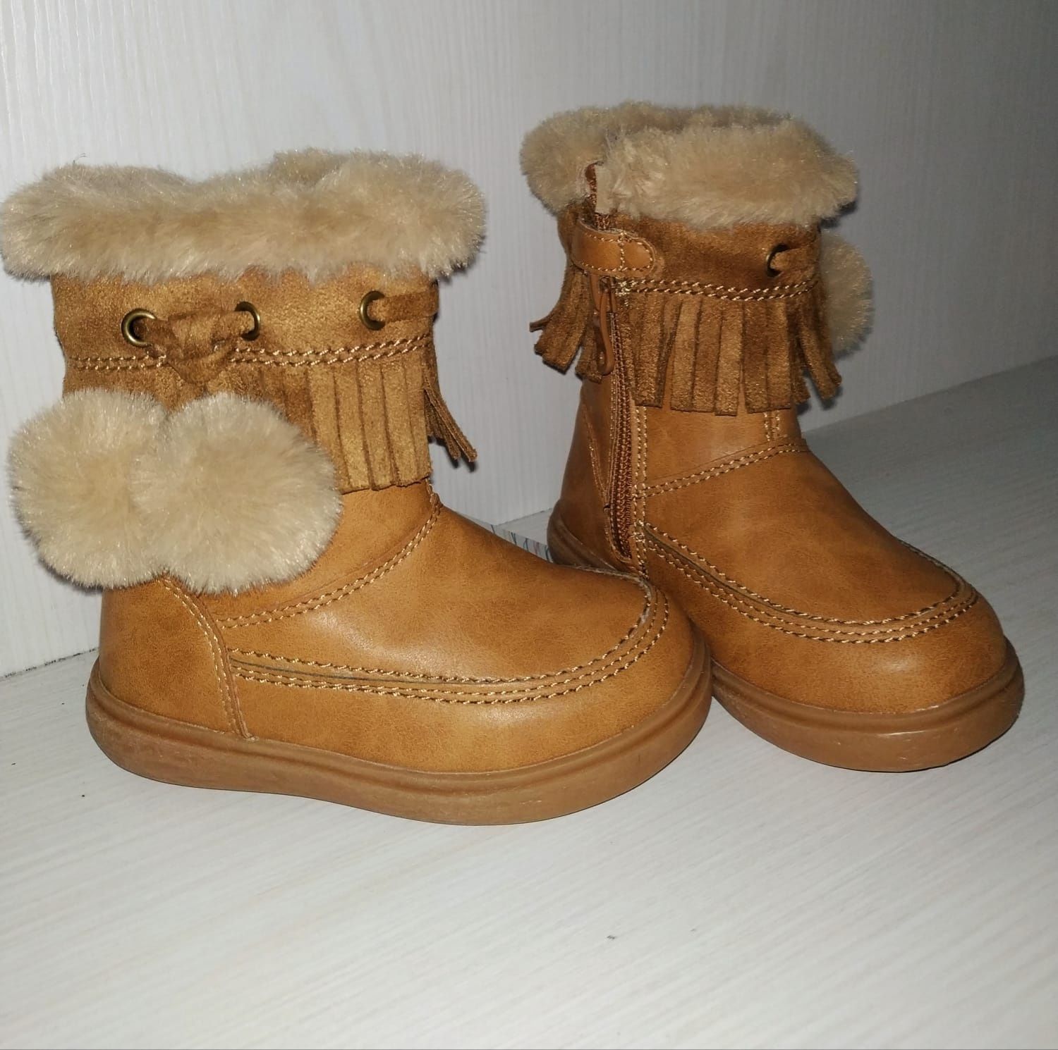 Зимове взуття для дівчинки