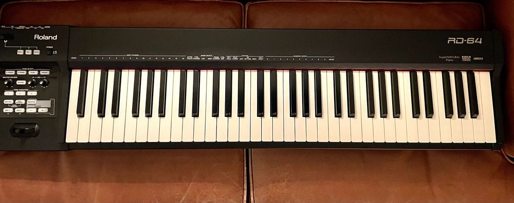 Piano digital Roland RD 64 com Case