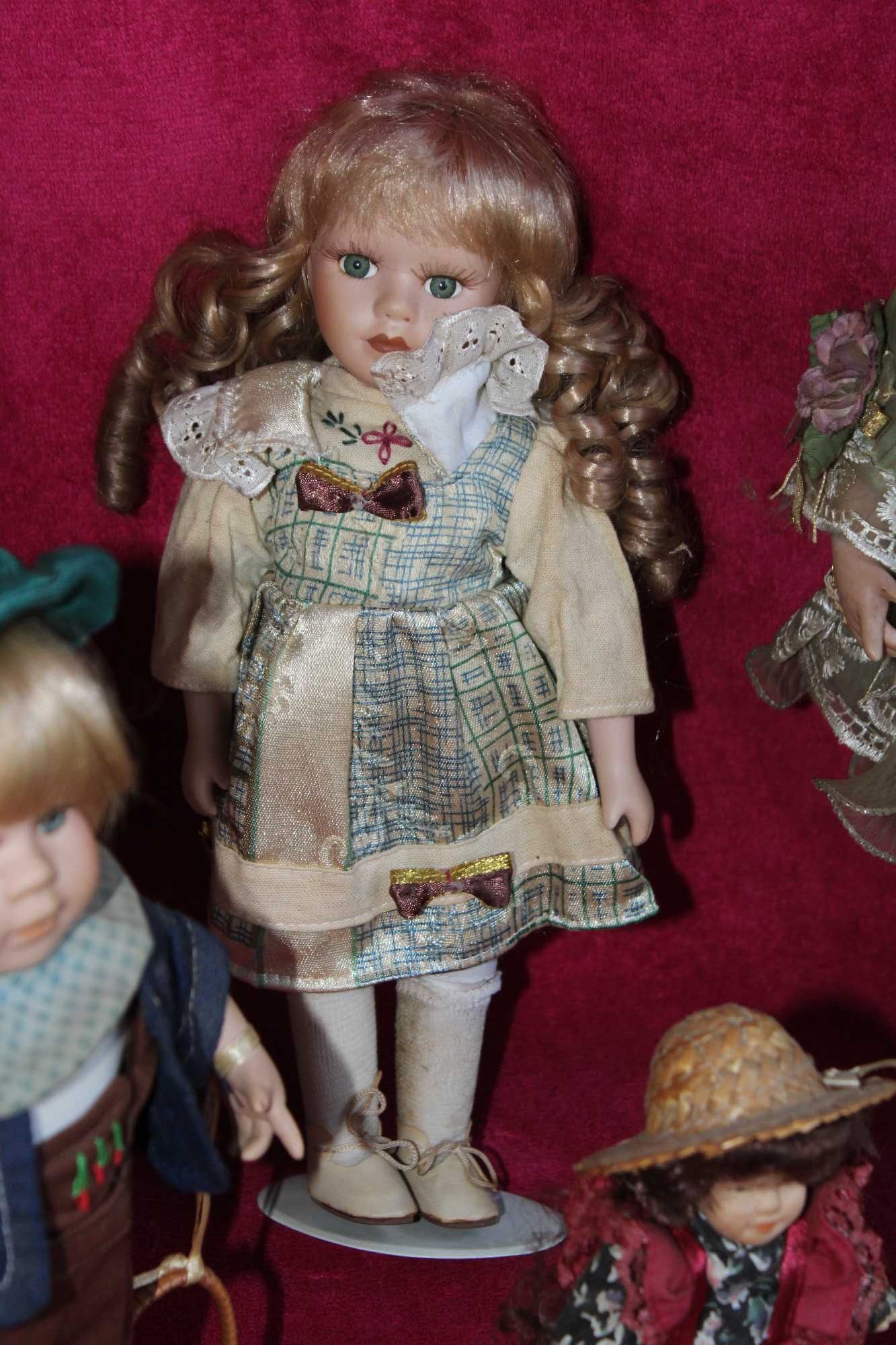Kolekcjonerska lalka porcelanowa na stojaku"
