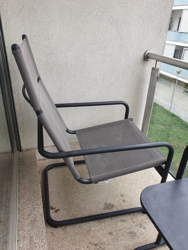 Conjunto exterior – 2 poltronas + mesa de apoio em metal e tecido resi