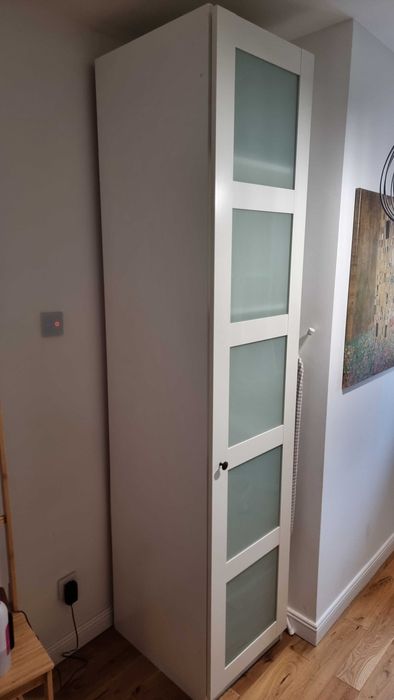 Regał ze szklanymi drzwiami Ikea