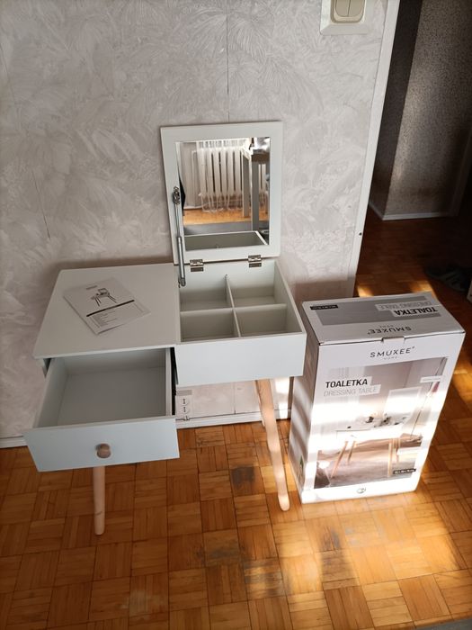 Biała toaletka z lustrem SMUKEE