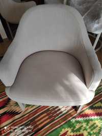 Стул-кресло, бело-молочного цвета и серо-беж.