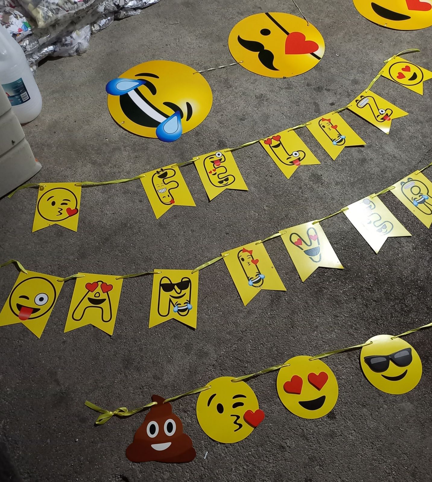 Bandeiras temáticas de aniversário emogis