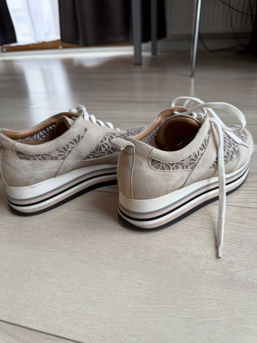 Beżowe skórzane sneakersy na platformie